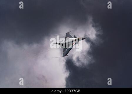 Die französische Air Force Dassault Rafale C präsentiert sich auf der Royal International Air Tattoo, RIAT, Airshow, RAF Fairford, Gloucestershire, Großbritannien in stürmischen Wolken Stockfoto