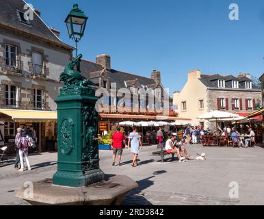 Concarneau Brittany Ville Close de Concarneau Französisches Restaurant im Freien „La Port Au Vin“ mit Gästen, die die Sonne Bretagne Finistere France genießen Stockfoto