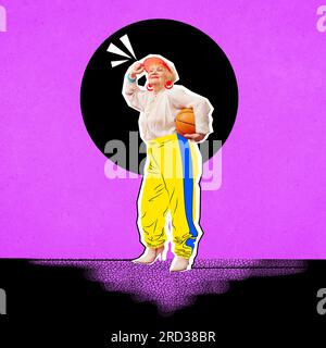 Collage für zeitgenössische Kunst. Positive Seniorin, Großmutter in Bluse und Sporthosen mit Basketballball Stockfoto