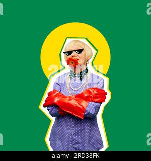 Collage für zeitgenössische Kunst. Stilvolle, wunderschöne Seniorin in außergewöhnlicher Kleidung mit Blumen auf grünem Hintergrund Stockfoto