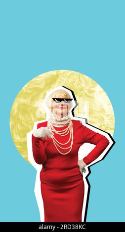 Collage für zeitgenössische Kunst. Wunderschöne ältere Frau in elegantem roten Kleid und pixelartigen blauen Hintergrund Stockfoto