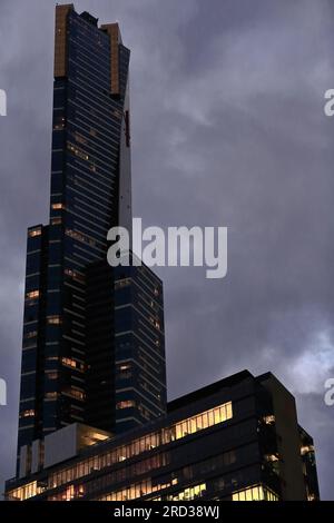 754 Hochhaus im Vorort Southbank, in der Dämmerung von der Yarra Flusspromenade aus zu sehen. Melbourne-Australien. Stockfoto