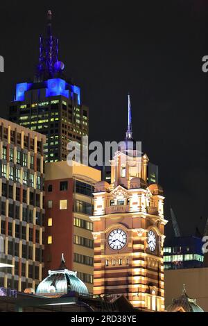 759 Uhr Turm am Bahnhof Flinders Street und Wolkenkratzer im zentralen Geschäftsviertel, von der anderen Seite des Yarra River aus gesehen. Melbourne-Australien. Stockfoto