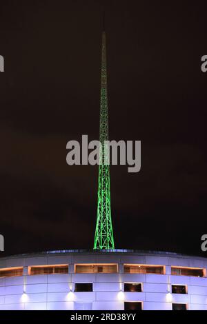 763-nächtlicher Blick auf die Konzerthalle und den hohen Turm im Kunstbezirk Southbank. Melbourne-Australien. Stockfoto