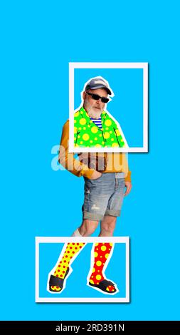 Collage für zeitgenössische Kunst. Senior-Mann in bequemer Freizeitkleidung auf blauem Hintergrund. Reisen, Urlaub Stockfoto