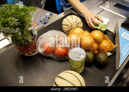 AMSTERDAM - Produkte auf dem Gürtel an der Kasse in einem Albert Heijn Supermarkt auf Gelderlandplein. ANP ROBIN VAN LONKHUIJSEN niederlande raus - belgien raus Stockfoto