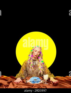 Collage für zeitgenössische Kunst. Stilvolle Seniorin in eleganter Kleidung zum Abendessen mit abstraktem Hintergrund. Zärtlichkeit Stockfoto