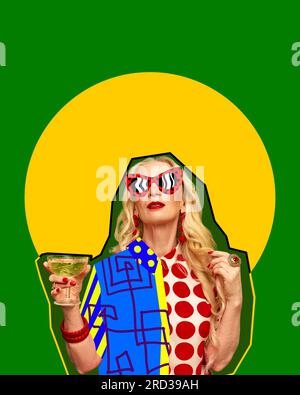 Collage für zeitgenössische Kunst. Stilvolle, elegante Seniorinnen in hellen Kleidern, die Cocktails auf grünem gelbem Hintergrund trinken Stockfoto