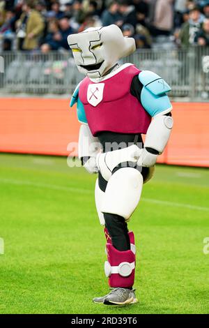 Perth, Australien. 18. Juli 2023. Australien, Perth, Juli 18. 2023: West Ham „Hammerhead“-Maskottchen während des internationalen Freundschaftsspiels zwischen Tottenham Hotspur und West Ham United im Optus Stadium in Perth, Australien. (Daniela Porcelli/SPP) Kredit: SPP Sport Press Photo. Alamy Live News Stockfoto