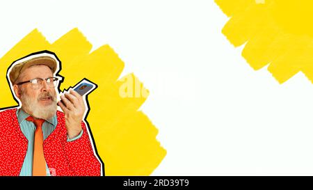 Collage für zeitgenössische Kunst. Senior-Mann in Brille, der mit dem Handy spricht, vor abstraktem Hintergrund. Banner Stockfoto
