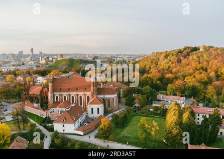 Luftaufnahme der St. Anna Kirche und der benachbarten Bernardine Kirche, eines der schönsten und wohl berühmtesten Gebäude in Vilnius. Schöner Stockfoto