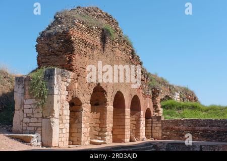 Manisa, Türkei - 14. Juli 2023: Die Turnhalsruinen der antiken Stadt Sardes, der Hauptstadt des Lydianischen Staates, befinden sich in der Stadt Sart Stockfoto