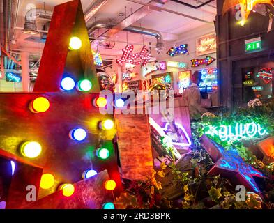 Neon Lights Shop „Gods Own Junkyard“ erscheint bei Lights of Soho, 35 Brewer Street, Soho, ein einzigartiger schicker, trendiger Designer-Neon-Lichtershop in Soho London W1 Stockfoto