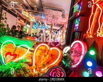 Neon Lights Shop „Gods Own Junkyard“ erscheint bei Lights of Soho, 35 Brewer Street, Soho, ein einzigartiger schicker, trendiger Designer-Neon-Lichtershop in Soho London W1 Stockfoto