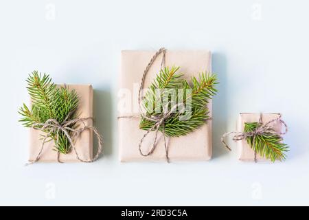 Weihnachtszusammensetzung einer Geschenkschachtel mit Weihnachtsbaumzweigen. Konzept von Neujahr und Weihnachten, flach liegend Stockfoto