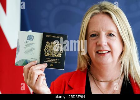 Abi Tierney, Generaldirektor der HM Passport Office und UK Visa and Immigration mit dem neuen King Charles III UK Passport, im Home Office im Zentrum von London. Bilddatum: Dienstag, 18. Juli 2023. Stockfoto