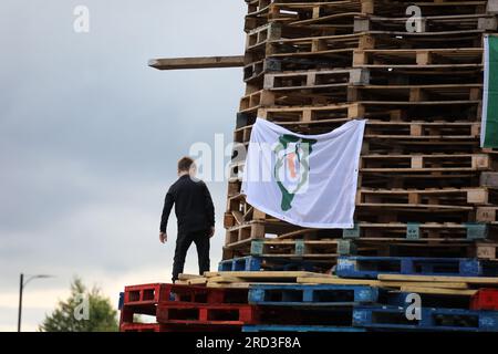 11. Nacht Lagerfeuer in Sandy Row mit einer irischen republikanischen Osterlilie-Flagge Stockfoto