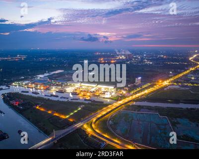 HUAI'AN, CHINA - 18. JULI 2023 - Frachtschiffe, die Kohle und Baumaterial transportieren, sind auf dem Canal Grande Peking-Hangzhou in Xingang Container Te zu sehen Stockfoto