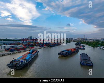 HUAI'AN, CHINA - 18. JULI 2023 - Frachtschiffe, die Kohle und Baumaterial transportieren, sind auf dem Canal Grande Peking-Hangzhou in Xingang Container Te zu sehen Stockfoto