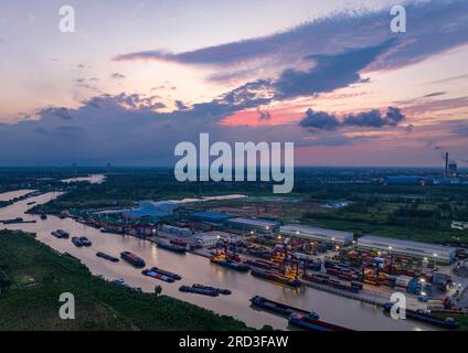 HUAI'AN, CHINA - 18. JULI 2023 - Frachtschiffe, die Kohle und Baumaterial transportieren, sind auf dem Canal Grande Peking-Hangzhou in Xingang Container Te zu sehen Stockfoto