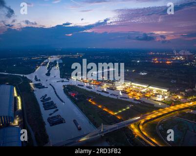 HUAI'AN, CHINA - 18. JULI 2023 - Frachtschiffe, die Kohle und Baumaterial transportieren, sind auf dem Canal Grande Peking-Hangzhou in Xingang Container Te zu sehen Stockfoto