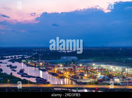 HUAI'AN, CHINA - 18. JULI 2023 - Frachtschiffe, die Kohle und Baumaterial transportieren, sind auf dem Canal Grande Peking-Hangzhou in Xingang Container Te zu sehen Stockfoto