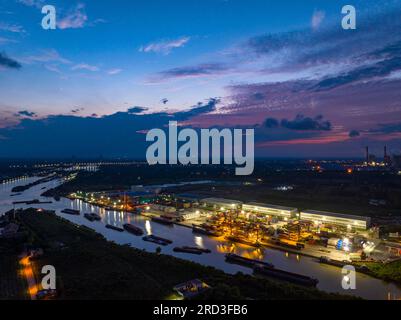 HUAI'AN, CHINA - 18. JULI 2023 - Frachtschiffe, die Kohle und Baumaterial transportieren, sind auf dem Canal Grande Peking-Hangzhou in Xingang Container Te zu sehen Stockfoto