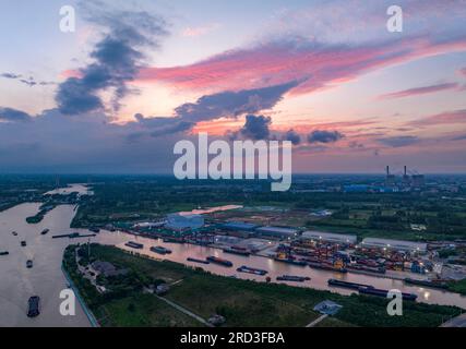 HUAI'AN, CHINA - 18. JULI 2023 - Frachtschiffe, die Kohle und Baumaterial transportieren, sind auf dem Canal Grande Peking-Hangzhou in Xingang Container Te zu sehen Stockfoto