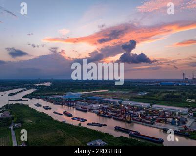 HUAI'AN, CHINA - 18. JULI 2023 - Frachtschiffe, die Kohle und Baumaterial transportieren, sind auf dem Canal Grande Peking-Hangzhou in Xingang Container Te zu sehen Stockfoto