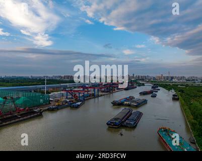 HUAI'AN, CHINA - 18. JULI 2023 - Frachtschiffe, die Kohle und Baumaterial transportieren, sind auf dem Canal Grande Peking-Hangzhou in Xingang Container Te zu sehen Stockfoto