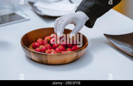 Eine revolutionäre und fortschrittliche automatisierte Erdbeerfarm für den Innenbereich bietet ganzjährig hohe Erträge. Regelt effizient Klima, Temperatur, Luftfeuchtigkeit, ein Stockfoto