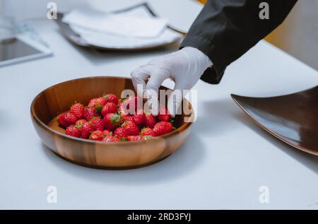 Eine revolutionäre und fortschrittliche automatisierte Erdbeerfarm für den Innenbereich bietet ganzjährig hohe Erträge. Regelt effizient Klima, Temperatur, Luftfeuchtigkeit, ein Stockfoto