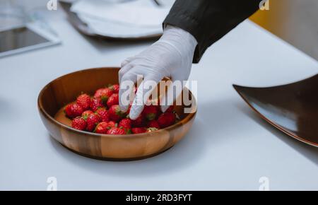 Eine revolutionäre und fortschrittliche automatisierte Erdbeerfarm für den Innenbereich bietet ganzjährig hohe Erträge. Regelt effizient Klima, Temperatur, Luftfeuchtigkeit, ein Stockfoto