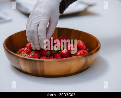 Eine revolutionäre und fortschrittliche automatisierte Erdbeerfarm für den Innenbereich bietet ganzjährig hohe Erträge. Regelt effizient Klima, Temperatur, Luftfeuchtigkeit, ein Stockfoto