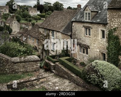 Die Chipping Steps sind eine Reihe mittelalterlicher Kopfsteinpflastertreppen, die einst den Eingang zur Cotswold-Stadt Tetbury in Gloucestershire bildeten. Ein malerisches Hotel Stockfoto