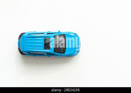 Auto Spielzeug diecast auf dem weißen Hintergrund, Ansicht von oben (clipping path) Stockfoto