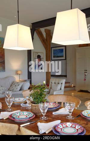 Blick über Tisch und Stühle bis zur großen Glaswand. Manor Barn, Faringdon, Vereinigtes Königreich. Architekt: Keine, 2015. Stockfoto