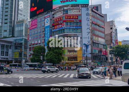 TOKIO, JAPAN - JUNI 21 2023: Große Menschenmassen nutzen die berühmte Shibuya Crossing in einem geschäftigen Einkaufsviertel von Tokio, Japan. Stockfoto