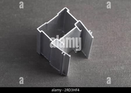 Das Material ist ein Aluminiumprofil für die Herstellung von Fenstern und abgehängten Decken. Stockfoto