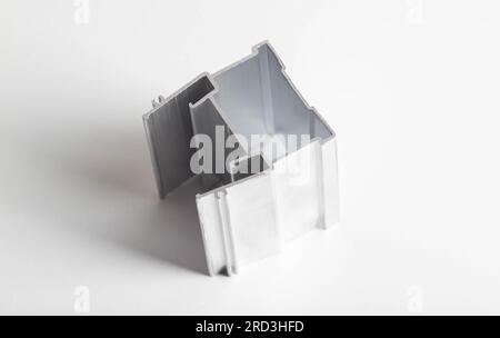 Das Material ist ein Aluminiumprofil für die Herstellung von Fenstern und abgehängten Decken. Stockfoto