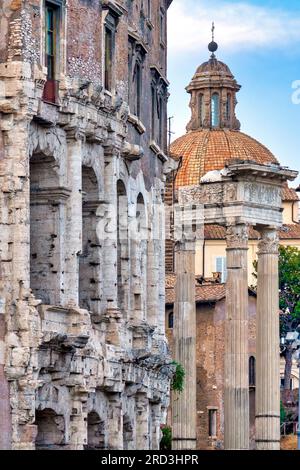 Blick auf das Marcellus-Theater, die Ruinen des Tempels von Apollo Sosianus; Apollinar und die Kuppel von Santa Maria in Campitelli, Rom, Italien Stockfoto