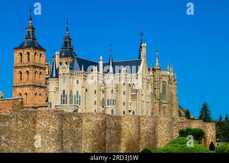 Der Bischofspalast von Astorga, entworfen vom berühmten katalanischen modernistischen Architekten Antoni Gaudí. Astorga (León), Spanien. Stockfoto