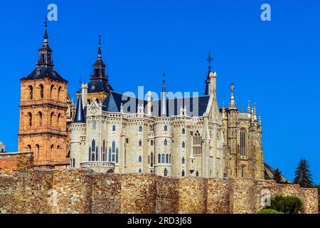 Der Bischofspalast von Astorga, entworfen vom berühmten katalanischen modernistischen Architekten Antoni Gaudí. Astorga (León), Spanien. Stockfoto