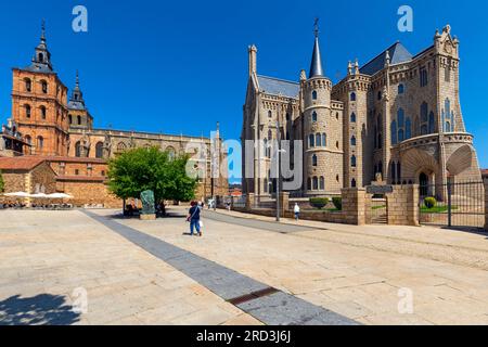 Außenansicht des Gaudis Episkopalpalastes und der Astorga Kathedrale. Astorga (León), Spanien. Stockfoto