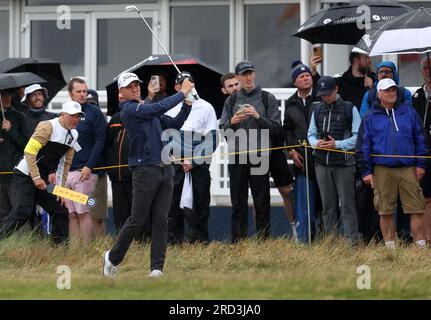 Hoylake, Merseyside, Großbritannien. 18. Juli 2023; Royal Liverpool Golf Club, Hoylake, Merseyside, England: The Open Championship Practice Day; Justin Thomas (USA) spielt seinen Annäherungstag am 2. Loch Credit: Action Plus Sports Images/Alamy Live News Credit: Action Plus Sports Images/Alamy Live News Credit: Action Plus Sports Images/Alamy Live News Stockfoto