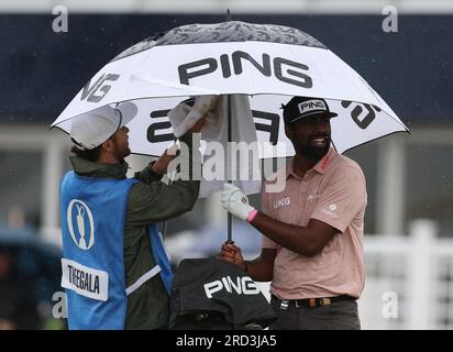 Hoylake, Merseyside, Großbritannien. 18. Juli 2023; Royal Liverpool Golf Club, Hoylake, Merseyside, England: Der Open Championship Practice Day; Sahith Theegala (USA) mit seinem Caddie auf dem Fairway am 2.-Loch-Platz Credit: Action Plus Sports Images/Alamy Live News Credit: Action Plus Sports Images/Alamy Live News Stockfoto