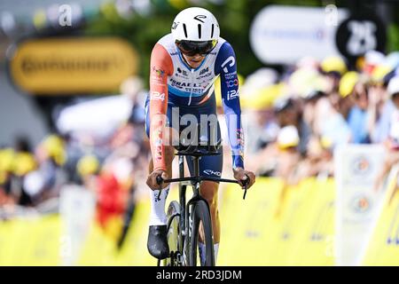 Combloux, Frankreich. 18. Juli 2023. Belgische Dylan Teuns von Israel-Premier Tech überquert die Ziellinie der Etappe 16 des Radrennens Tour de France, einem individuellen Zeitversuch von Passy nach Combloux (22, 4 km), Frankreich, Dienstag, 18. Juli 2023. Die diesjährige Tour de France findet vom 01. Bis 23. Juli 2023 statt. BELGA FOTO JASPER JACOBS Kredit: Belga News Agency/Alamy Live News Stockfoto