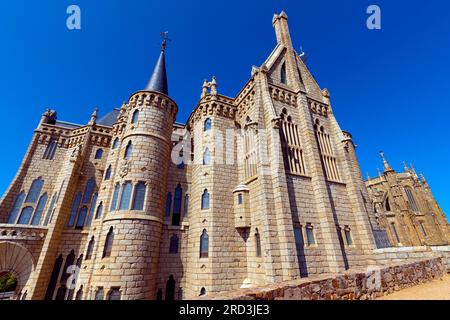 Der Bischofspalast von Astorga, entworfen vom berühmten katalanischen modernistischen Architekten Antoni Gaudí. Astorga (León), Spanien. Stockfoto