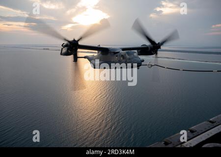 Ein CV-22 Osprey aus dem 8. Spezialeinsatzgeschwader betankt aus einem MC-130J Kommando II, 15. Spezialeinsatzgeschwader, über der Smaragdküste während der Operation Centennial Contact, 27. Juni 2023, zum Gedenken an 100 Jahre Luftbetankung. Das modifizierte C-130s des Sondereinsatzkommandos der Luftwaffe, vom HC-130P/N Combat King bis zum MC-130J Commando II, ist seit 1990 ein integraler Bestandteil der Betankung von Spezialflugzeugen, einer lebenswichtigen Fähigkeit, die die Reichweite, Flexibilität und Letalität der Luftwaffe erweitert. Stockfoto