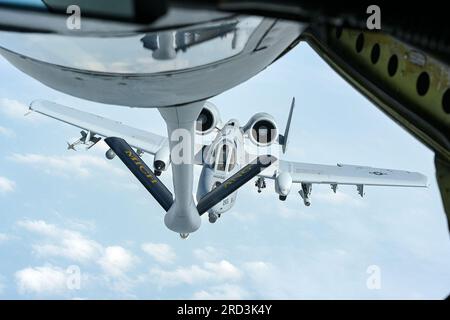 Ein KC-135T Stratotanker von der 171. Luftauftankschwadron des 127. Flügels auf der Selfridge Air National Guard Base macht sich bereit, am 27. Juni 2023 eine A-10C von der 107. Kampfschwadron auf einer Luftauftankstation aufzufüllen. Zusätzlich zum routinemäßigen Luftbetankungstraining unter allen Bedingungen feierten Flugzeuge des 127. Flügels, darunter A-10C Thunderbolt II, die Angriffsflugzeuge der 107. Kampfeinheit, den 100. Jahrestag des ersten Luftbetankens am 23. Juni 1923. Stockfoto